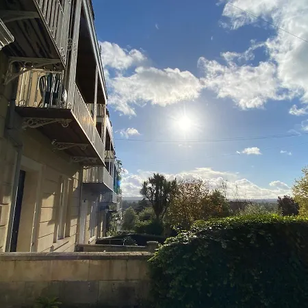Clifton, Bristol. Spacious Deluxe Garden Flat.