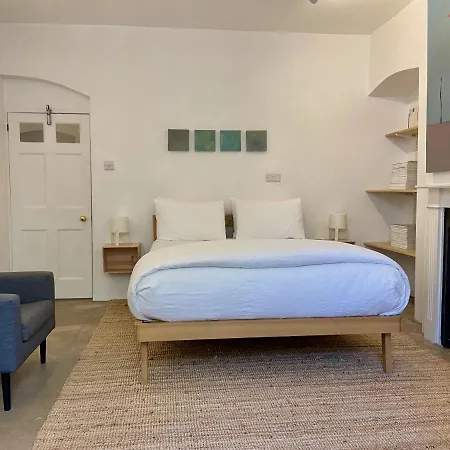 Clifton, Bristol. Spacious Deluxe Garden Flat.