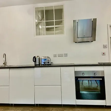 Clifton, Bristol. Spacious Deluxe Garden Flat. Bristol