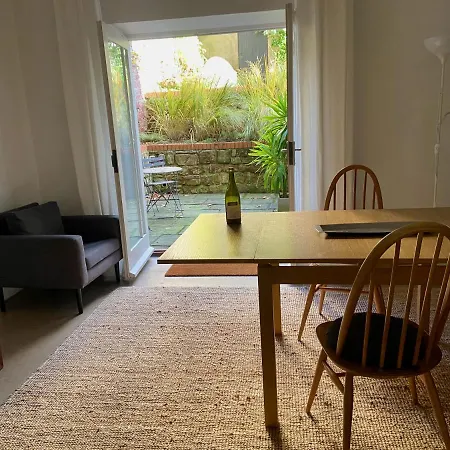 Clifton, Bristol. Spacious Deluxe Garden Flat. Bristol